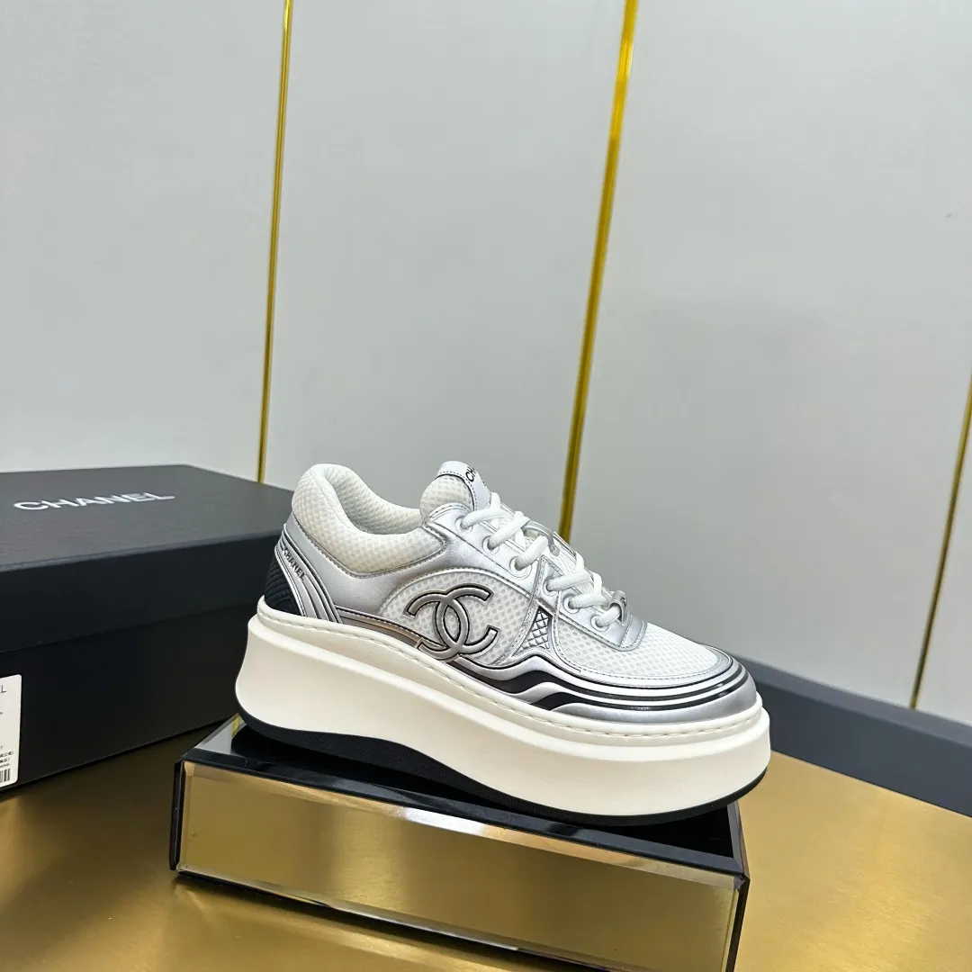 👟👟Ex-factory price 680👟👟 Upgraded version, upgraded version, upgraded version! No rebuttal accepted! ! ! ! Chanel Chanel panda shoes! 2025 counter's top casual sports shoes. This classic design; the upper is electro-embroidered with a variety of techniques; the outsole is fashionable and sporty; the unusual inclusion of a variety of color matching elements... The diversified mix and match is very good-looking and versatile, and can be used for leisure, fashion, sports, and outdoor... ꫛꫀꪝ Go➫ Materials: ❶Upper made of: original imported first-layer silk cowhide + original waterproof cloth + original first-layer cowhide ❷Inner lining: Original Yangli+Net ❸Outsole based on: Original TPU combination outsole Counter boutique packaging complete set for women 35–41 👉 👉
